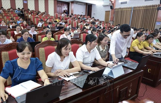 Chuyên gia AI Nguyễn Văn Tuyền, Học viện Trevi Euducation hướng dẫn lớp học. Ảnh: Trần Việt - TTXVN 
