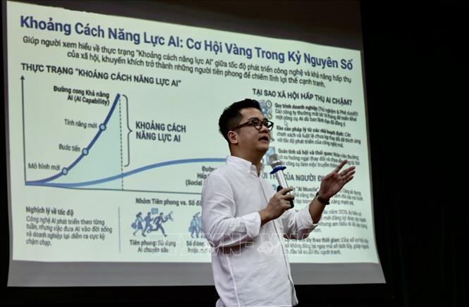 Chuyên gia AI Nguyễn Văn Tuyền, Học viện Trevi Euducation hướng dẫn lớp học. Ảnh: Trần Việt - TTXVN 