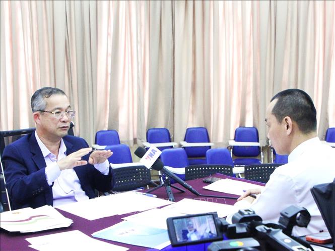 Phó giáo sư, Tiến sĩ Neak Chandarith - Viện trưởng Viện Nghiên cứu Quốc tế và Hành chính công (IISPP), Đại học Hoàng gia Phnom Penh (RUPP) trả lời phỏng vấn phóng viên TTXVN tại Phnom Penh. Ảnh: TTXVN 