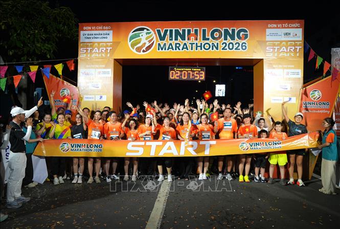 Lãnh đạo tỉnh Vĩnh Long cùng các vận động viên tham gia cự ly 5km trước giờ xuất phát. Ảnh: Phạm Minh Tuấn-TTXVN.