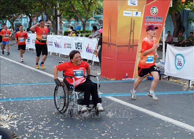 Vận động viên trong niềm vui khi về đích. Ảnh: Phạm Minh Tuấn-TTXVN.