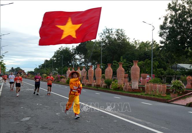 Vận động viên hóa trang tạo nên những khoảng khắc thú vị trên đường đua. Ảnh: Phạm Minh Tuấn-TTXVN.