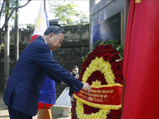 Tổng Bí thư, Chủ tịch nước Tô Lâm dâng hoa tại Tượng đài Chủ tịch Hồ Chí Minh trong Công viên ASEAN, thành cổ Intramuros. Ảnh: Thống Nhất – TTXVN