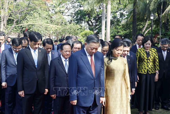 Tổng Bí thư, Chủ tịch nước Tô Lâm và Phu nhân cùng đoàn đại biểu cấp cao Việt Nam kính cẩn tưởng niệm Chủ tịch Hồ Chí Minh trước Tượng đài của Người trong Công viên ASEAN, thành cổ Intramuros. Ảnh: Thống Nhất – TTXVN