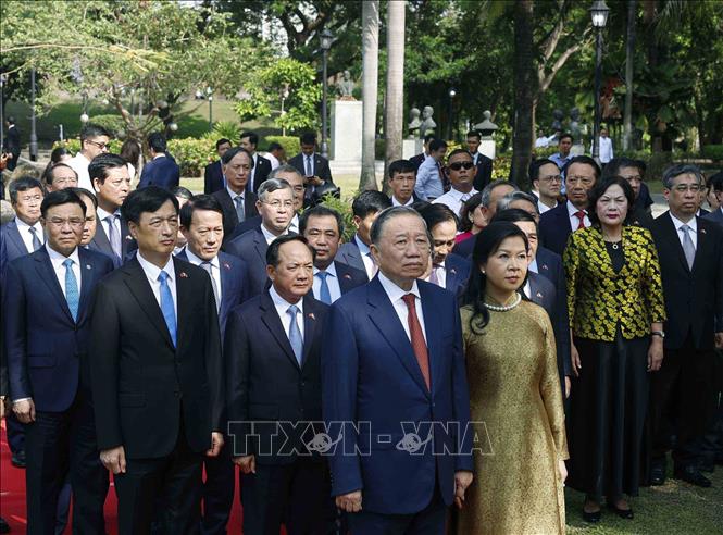 Tổng Bí thư, Chủ tịch nước Tô Lâm và Phu nhân cùng đoàn đại biểu cấp cao Việt Nam kính cẩn tưởng niệm Chủ tịch Hồ Chí Minh trước Tượng đài của Người trong Công viên ASEAN, thành cổ Intramuros. Ảnh: Thống Nhất – TTXVN