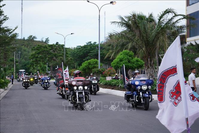 Hơn 1.200 mô tô phân khối lớn diễu hành trên cung đường biển Nha Trang. 
Ảnh Đặng Tuấn –TTXVN
                 