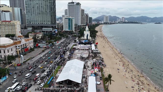 Hơn 1.200 mô tô phân khối lớn diễu hành trên cung đường biển Nha Trang. 
Ảnh Đặng Tuấn –TTXVN
