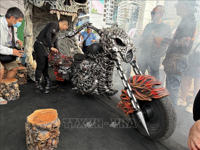 Nha Trang sôi động với đoàn diễu hành hơn 1.200 mô tô phân khối lớn. Ảnh Đặng Tuấn –TTXVN
 
