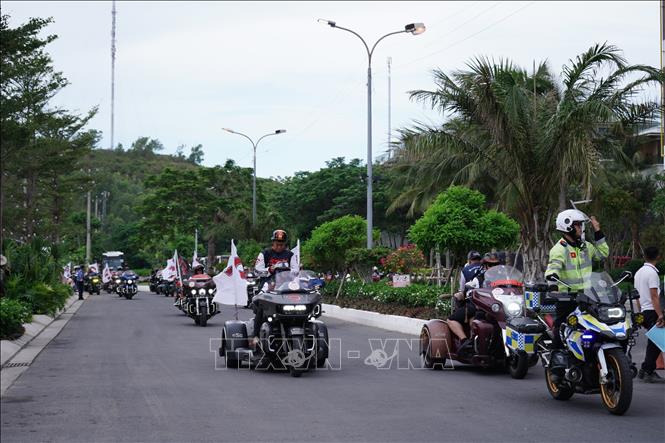 Hơn 1.200 mô tô phân khối lớn diễu hành trên cung đường biển Nha Trang. 
Ảnh Đặng Tuấn –TTXVN
                      
