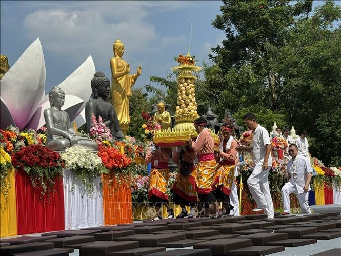 Lễ dâng phẩm vật lên bàn lễ chính tại đền Borobudur. Ảnh: Đỗ Quyên – PV TTXVN tại Indonesia