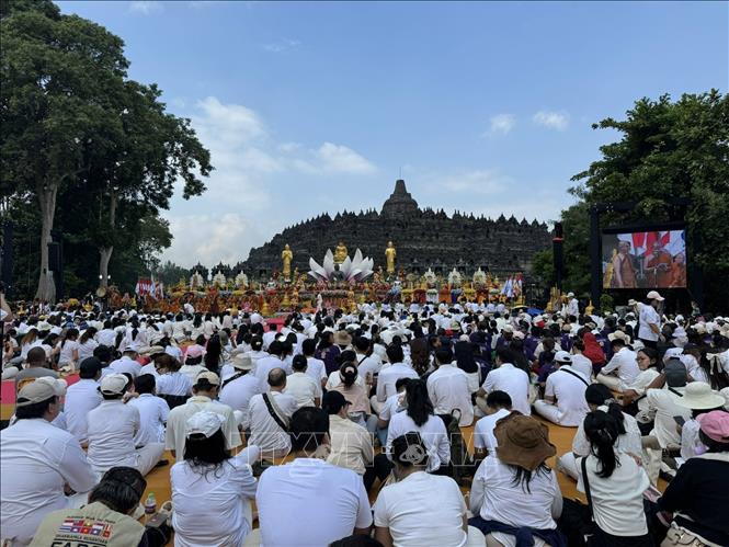 Toàn cảnh Lễ nguyện Vsak tại chân đền Borobudur. Ảnh: Đỗ Quyên – PV TTXVN tại Indonesia