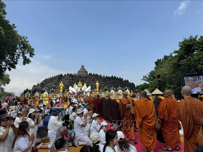 Đoàn các nhà sư tham gia lễ rước tiến vào đền Borobudur. Minh Thái – PV TTXVN tại Indonesia