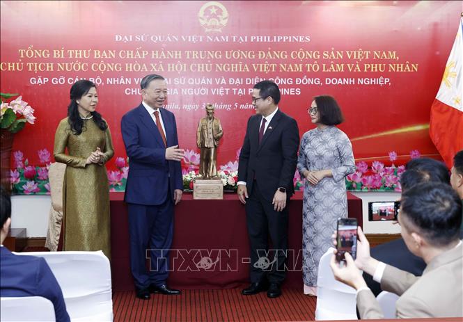 Tổng Bí thư, Chủ tịch nước Tô Lâm và Phu nhân tặng bức tượng Chủ tịch Hồ Chí Minh cho Đại sứ quán Việt Nam tại Philippines. Ảnh: Thống Nhất – TTXVN