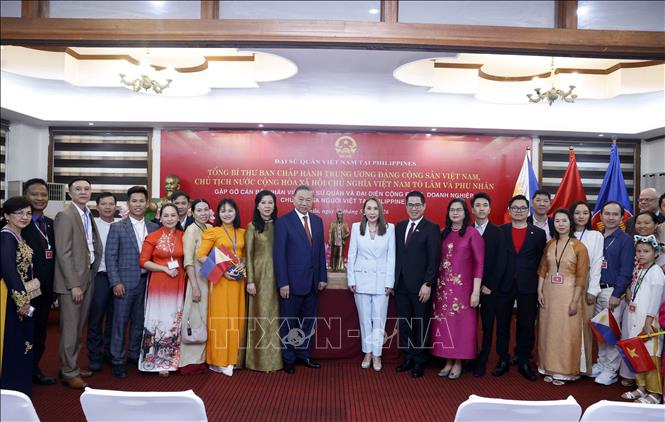 Tổng Bí thư, Chủ tịch nước Tô Lâm và Phu nhân với cán bộ, nhân viên Đại sứ quán và đại diện cộng đồng, doanh nghiệp, chuyên gia người Việt Nam tại Philippines. Ảnh: Thống Nhất – TTXVN