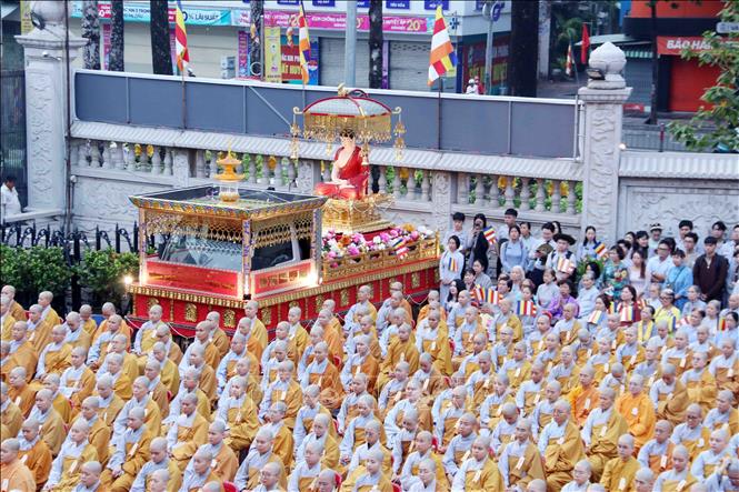 Monks, nuns, followers, residents and visitors in Ho Chi Minh city attend Vesak celebration. VNA Photo: Xuân Khu