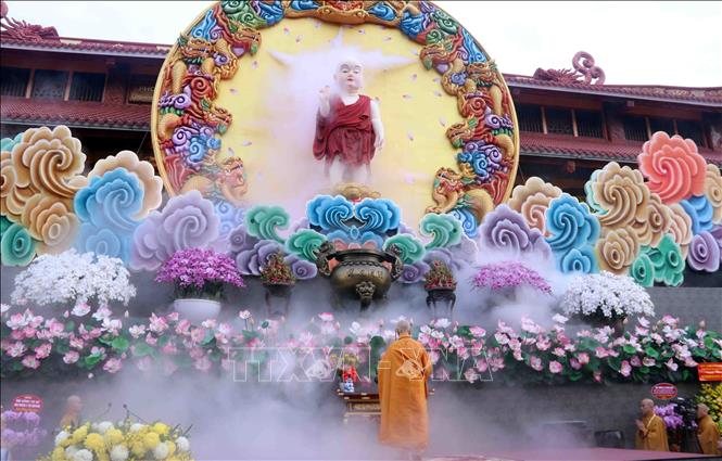 Most Venerable Thich Tri Quang, Supreme Patriarch of the Patronage Council of the Vietnam Buddhist Sangha (VBS), offers incense before the statue of Buddha's birth. VNA Photo: Xuân Khu