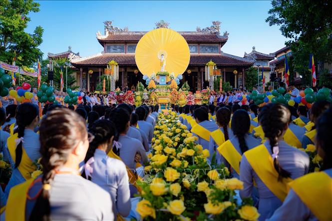 Vesak celebration's ceremony in Thuan Hoa ward, Hue city attracts a large number of monks, nuns, followers, residents and visitors. VNA Photo: Mai Trang
