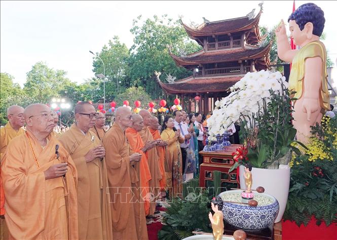 Venerable Buddhist dignitaries and representatives of leaders at all levels perform the Buddha's birthday offering ceremony in Can Tho city. VNA Photo
