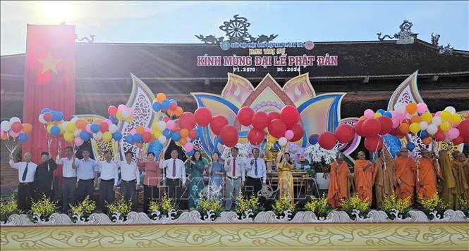 Buddhist dignitaries and representatives of leaders at all levels of Can Tho city perform the ritual of releasing balloons to pray for peace. VNA Photo