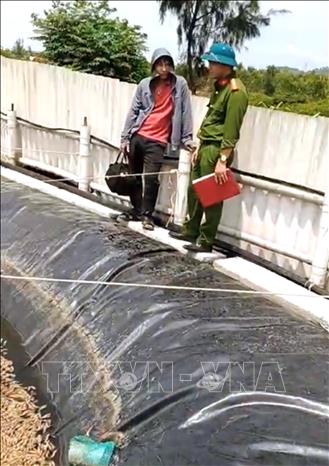 Lực lượng công an tỉnh Quảng Trị đang điều tra vụ tôm nuôi của ông Đoàn Mạnh Thanh (xã Phú Trạch, tỉnh Quảng Trị) chết hàng loạt, nổi dày đặc trên mặt hồ, nghi bị kẻ xấu đầu độc. Ảnh: Nguyên Linh – TTXVN