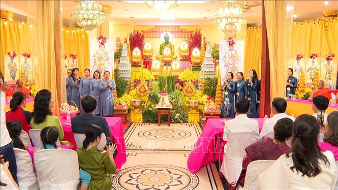 Một tiết mục văn nghệ của kiều bào chào mừng Đại lễ Phật đản tại chùa Phật Tích ở Vientiane. Ảnh: Xuân Tú – PV TTXVN tại Lào