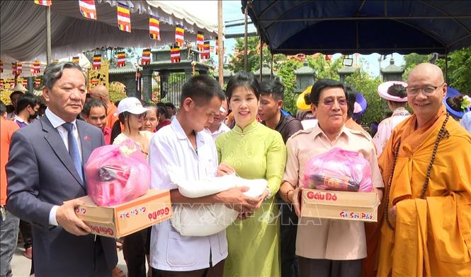 Đại sứ Nguyễn Minh Tâm cùng Phu nhân trao quà từ thiện cho các hộ gia đình có hoàn cảnh khó khăn tại địa phương nhân dịp Đại lễ Phật đản. Ảnh: Xuân Tú – PV TTXVN tại Lào