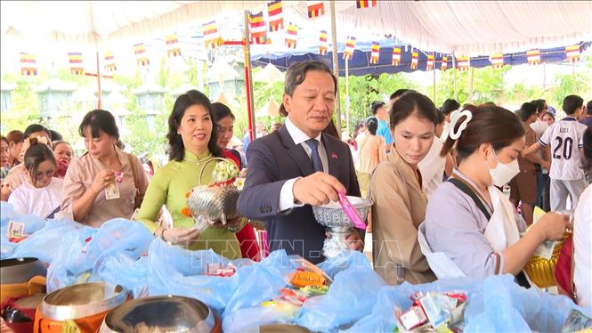 Đại sứ Việt Nam tại Lào Nguyễn Minh Tâm cùng Phu nhân và các đại biểu tham dự nghi thức Tắc Bạt (Xay Bạt) cúng giàng chư tăng. Ảnh: Xuân Tú – PV TTXVN tại Lào