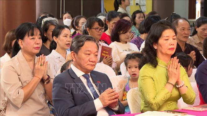 Đại sứ Nguyễn Minh Tâm, Phu nhân cùng đông đảo bà con kiều bào, Phật tử tham dự nghi thức cầu nguyện quốc thái dân an, hòa bình thế giới. Ảnh: Xuân Tú – PV TTXVN tại Lào

