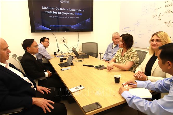 Đại sứ Việt Nam tại Israel Nguyễn Kỳ Sơn làm việc với đại diện Đại học Hebrew và lãnh đạo công ty Qarakal Quantum. Ảnh: Thanh Bình - PV TTXVN tại Israel