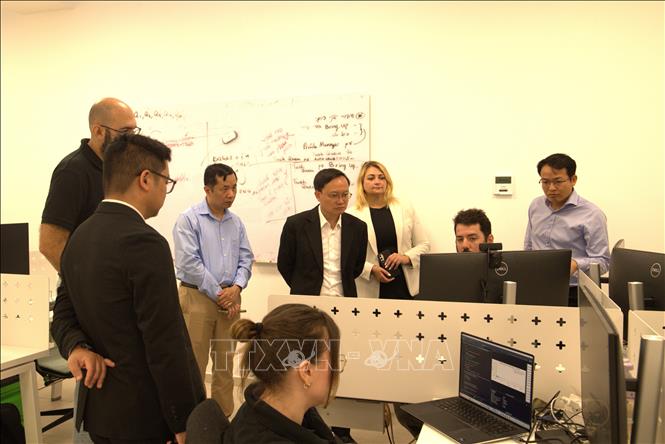 Chuyên gia của Qarakal Quantum giới thiệu với Đại sứ Nguyễn Kỳ Sơn về các ứng dụng tiềm năng của công nghệ lượng tử. Ảnh: Thanh Bình - PV TTXVN tại Israel