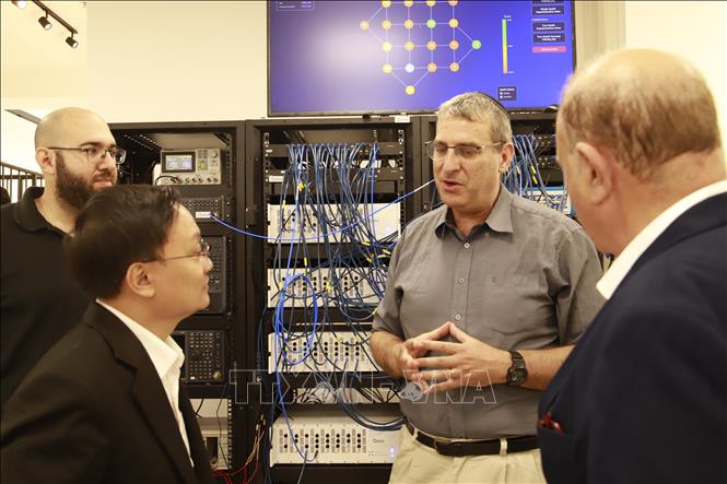Giáo sư Nadav Katz, Giám đốc Công nghệ của Qarakal Quantum trao đổi với Đại sứ Nguyễn Kỳ Sơn. Ảnh: Thanh Bình - PV TTXVN tại Israel