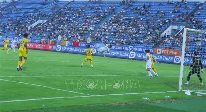 Nguyễn Xuân Son móc bóng ghi bàn nâng tỷ số lên 2 - 0 cho Thép Xanh Nam Định. Ảnh: Công Luật - TTXVN