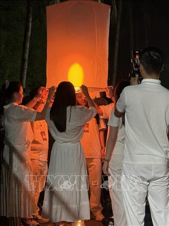 Một nhóm thanh niên cùng nhau thả đèn. Ảnh: Đỗ Quyên-PV TTXVN tại Indonesia