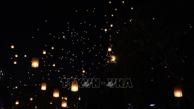 Hàng nghìn chiếc đèn lồng thắp sáng bầu trời Borobudur. Minh Thái – PV TTXVN tại Indonesia