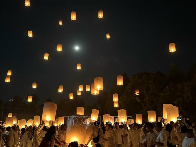 Những chiến đèn lồng bay lên tỏa sáng cùng vầng trăng rằm tháng Tư trên bầu trời Borobudur. Ảnh: Đỗ Quyên – PV TTXVN tại Indonesia