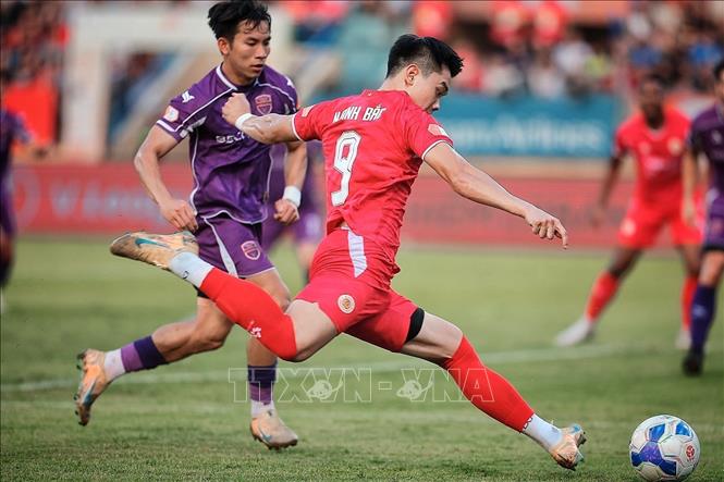 Pha áp sát khung thành Becamex của cầu thủ Nguyễn Đình Bắc. Ảnh: Phạm Tuấn Anh - TTXVM