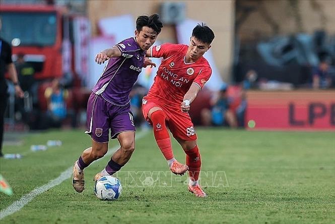 Một pha tranh chấp quyết liệt bên hành lang biên giữa cầu thủ hai đội. Ảnh: Phạm Tuấn Anh - TTXVN