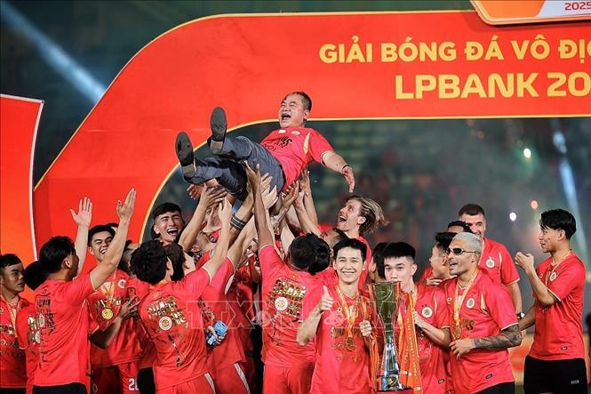 Các cầu thủ Công an Hà Nội ăn mừng cùng cúp vô địch sau mùa giải thành công. Ảnh: Phạm Tuấn Anh - TTXVN