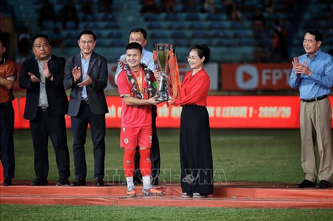 Bộ trưởng Bộ Văn hóa, Thể thao và Du lịch Lâm Thị Phương Thanh trao cúp vô địch V-League 2025/26 cho đội trưởng Nguyễn Quang Hải của CLB Công an Hà Nội. Ảnh: Phạm Tuấn Anh - TTXVN