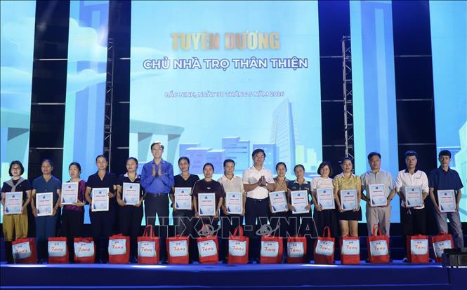 Ban tổ chức tuyên dương chủ nhà trọ. Ảnh: Thái Hung- TTXVN 