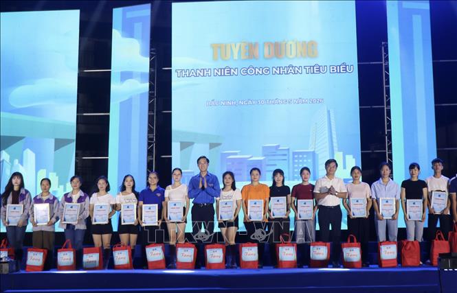 Ban tổ chức tuyên dương thanh niên công nhân tiêu biểu. Ảnh: Thái Hùng- TTXVN