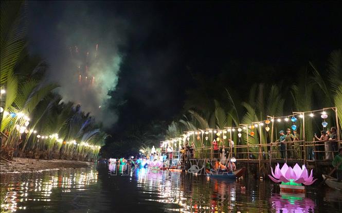 Hàng ngàn người dân và du khách cùng tham gia thả hoa đăng, tạo nên một không gian huyền ảo giữa Rừng dừa nước Tịnh Khê. Ảnh: Dư Toán - TTXVN