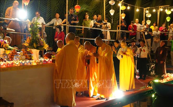 Lễ cầu an tại chương trình. Ảnh: Dư Toán - TTXVN