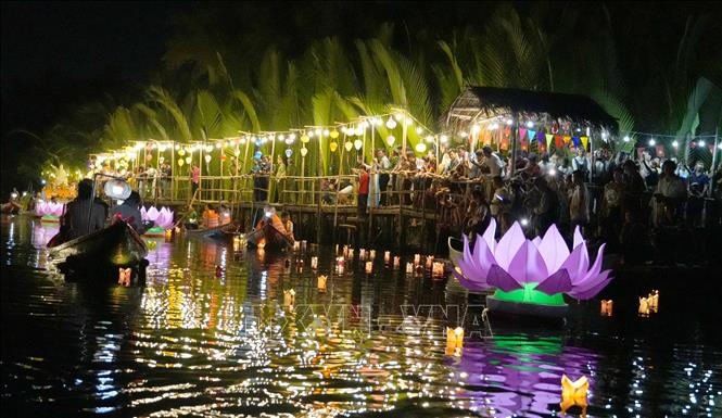 Hàng ngàn người dân và du khách cùng tham gia thả hoa đăng, tạo nên một không gian huyền ảo giữa Rừng dừa nước Tịnh Khê. Ảnh: Dư Toán - TTXVN
