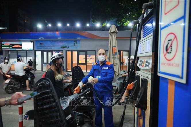 Cây xăng trên phố Nam Đồng phục vụ khách hàng sản phẩm xăng sinh học E10 (chụp đêm 31/5). Ảnh: Phạm Tuấn Anh - TTXVN