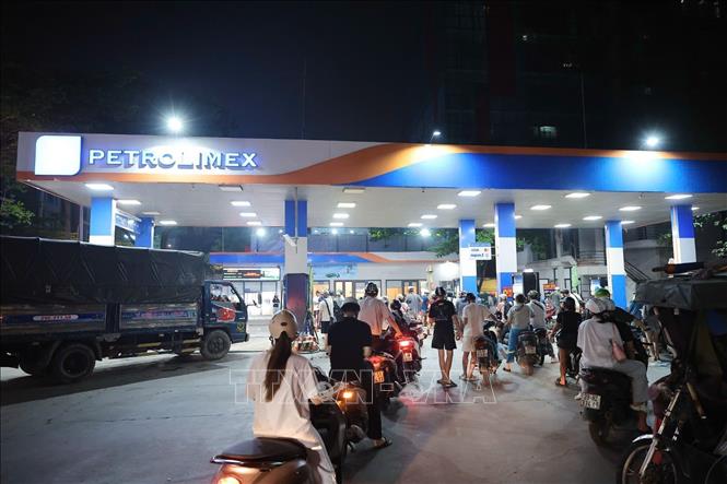 Khách hàng mua xăng tại cây xăng trên phố Nam Đồng (đêm 31/5). Ảnh: Phạm Tuấn Anh - TTXVN