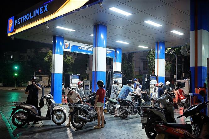 Người dân làm quen với việc sử dụng dụng xăng E10 tại cây xăng Trần Hưng Đạo. Ảnh: Phạm Tuấn Anh - TTXVN