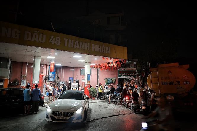 Cây xăng đông khách trước thời điểm RON95 rời thị trường (ảnh chụp đêm 31/5). Ảnh: Phạm Tuấn Anh - TTXVN