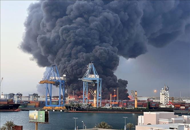 Khói lửa bốc lên sau vụ tấn công bằng thiết bị bay không người lái ở Port Sudan, miền Đông Sudan. Ảnh: THX/TTXVN