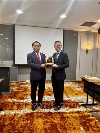 Bí thư Thành ủy Hà Nội Trần Đức Thắng và đại diện Tập đoàn CapitaLand. Ảnh: Ngọc Khương - PV TTXVN tại Singapore
